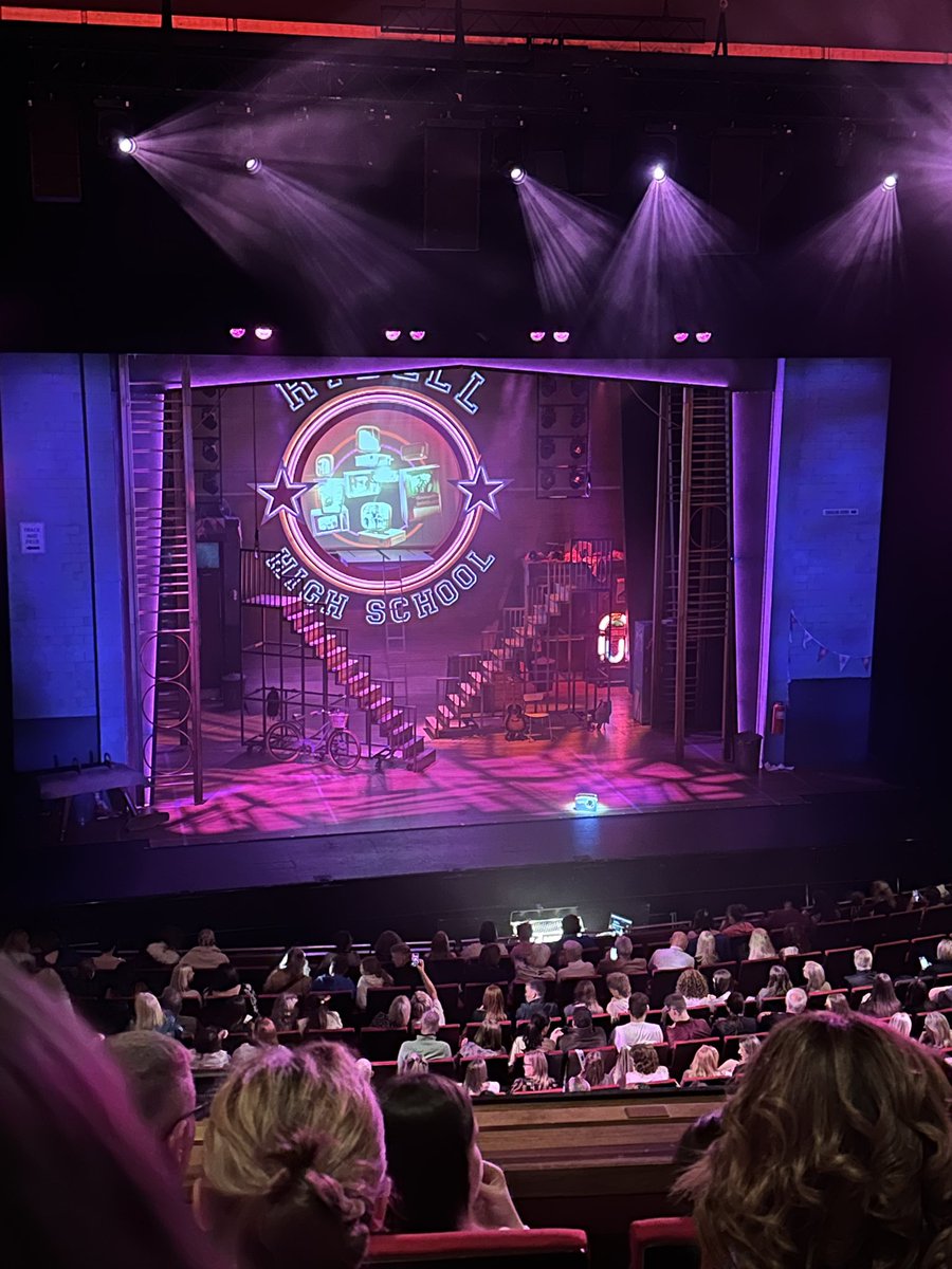 We went to see Grease at the Bord Gáis @BGETheatre last night. I’d been really looking forward, but I found the show oddly flat & dull. The sound also appeared off at times.