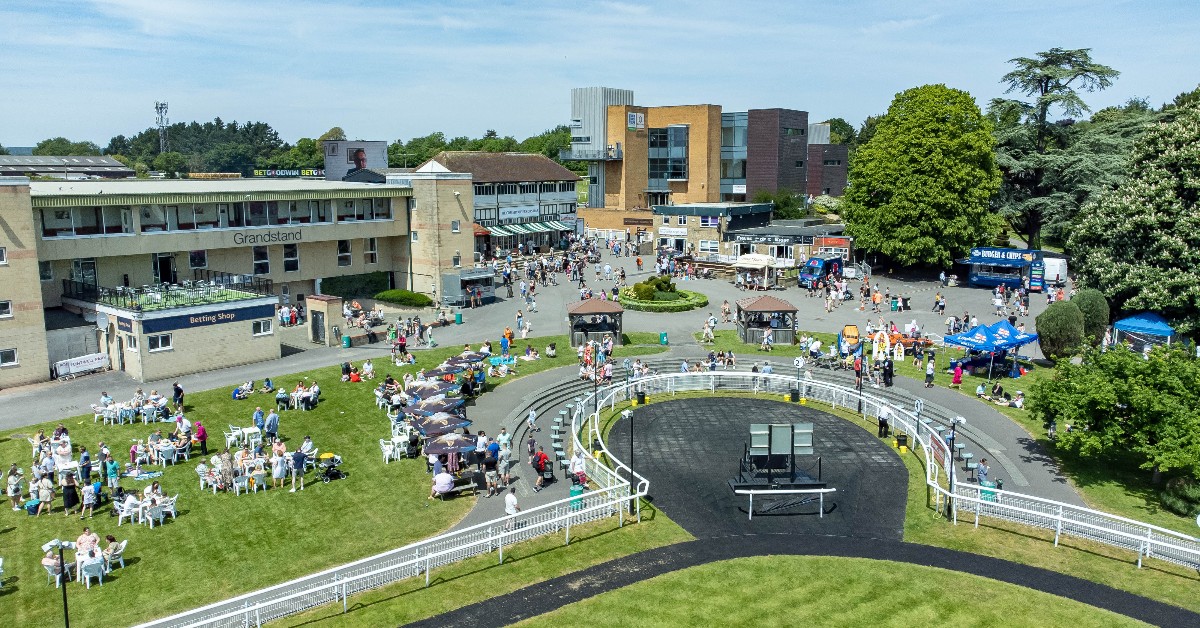 Don't forget, this weekend isn't the only Bank Holiday this month! Look ahead to the end of May's long weekend and get excited for our Family Fun Raceday on Sunday 26th May 🏇🎢🎨 With tickets from £19, it's the perfect day out for all the family. 🎟️➡️brnw.ch/21wJts3