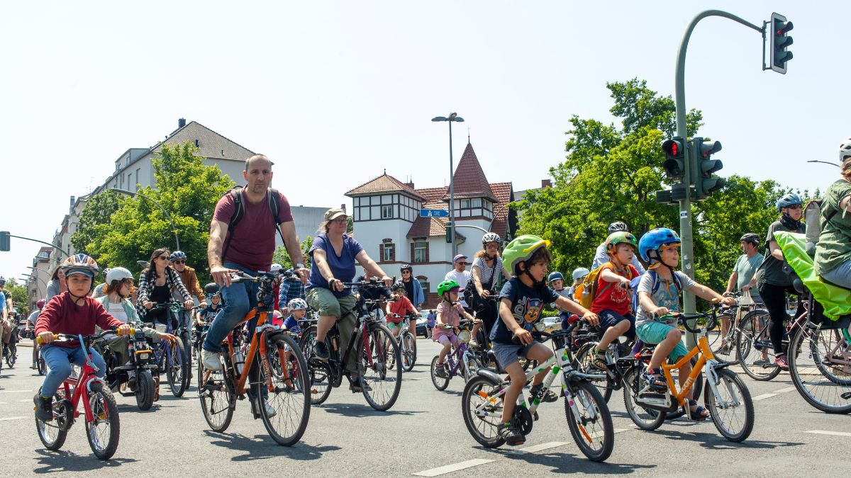 Heute treten wir noch einmal in die Pedale: Der letzte Tag des bundesweiten #KidicalMass Aktionszeitraumes steht an! Gemeinsam bringen wir die #Radvolution auf die Straße und fordern kinderfreundliche Radwege! Denn Radwege sind erst dann gut, wenn Kinder auf ihnen sicher sind. 🧡