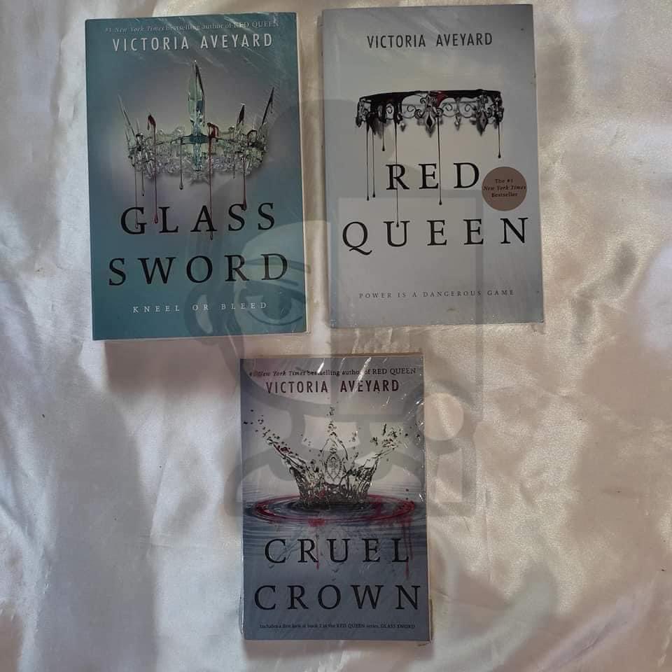 TheDreamPagesPH's tweet photo. ❗FOR SALE❗
Php500 SET
- Glass Sword (Resealed, Pre-Loved)
- Red Queen (Resealed, Pre-Loved)
- Cruel Crown (Resealed, Pre-Loved)

DM to Order

PAY AS YOU ORDER ONLY

MOP: GCash, MAYA, BPI, Unionbank
MOD: SDD, J&amp;T Express

#Ordertodream https://t.co/VI7EF2SOd6