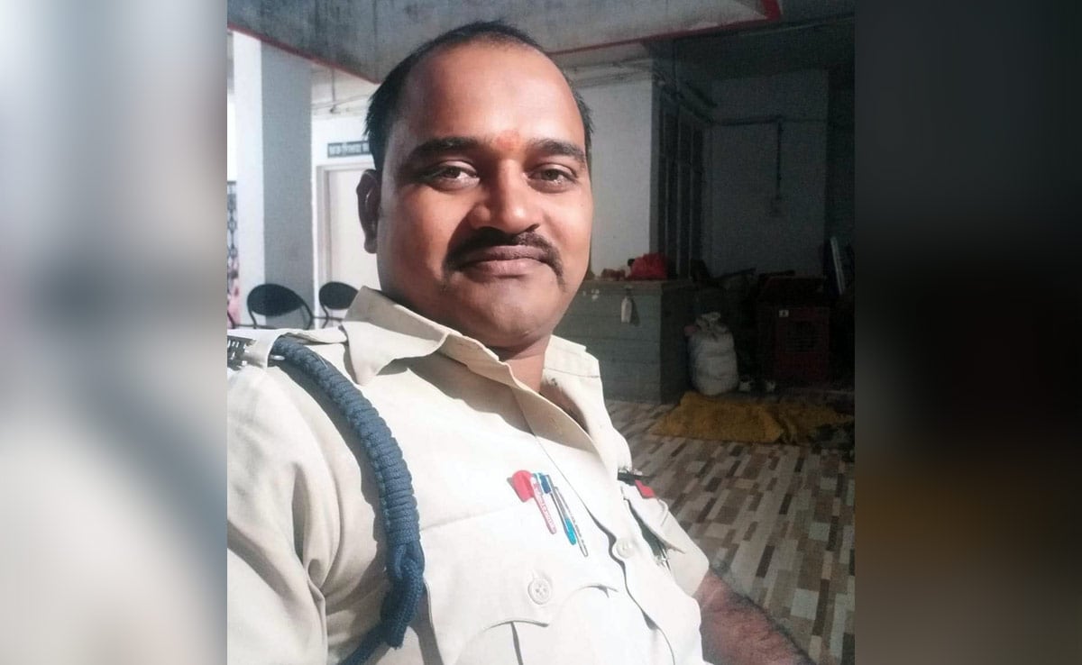 Madhya Pradesh Cop Run Over By Tractor Used For illegal Sand Mining dlvr.it/T6RPLp