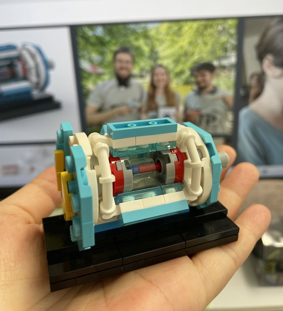 Belle II測定器のレゴの近くに、ドイツグループが考案した「Belle II測定器LEGOモデル」の組み立て手順書も置いてあります！ #belle2 #レゴの日 #LEGO