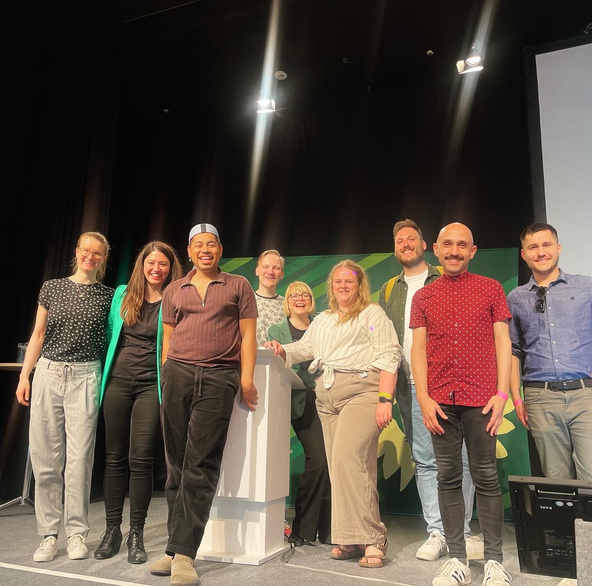 Wir @gruene_berlin hatten gestern eine sehr schöne Landesdelegiertenkonferenz. Vollgepackt mit Inhalten für #Berlin:
- Leitantrag #Demokratie stärken 
- für #Klimaschutz 
- für eine soziale und nachhaltige Wohnungspolitik