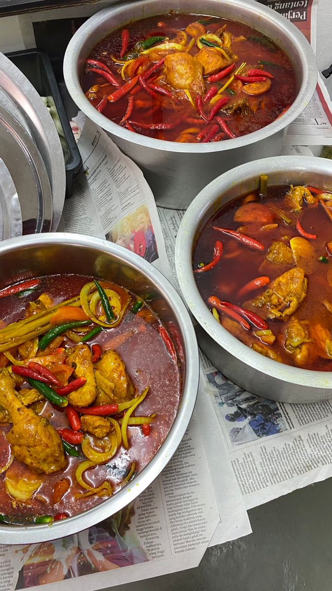 Ayam masak merah dan sambal ikan bilis 100 pax tempahan dari @tengkukery . Terima kasih membuat tempahan dengan kami. 📍Twenty Trees Boutique Hotel, Shah Alam