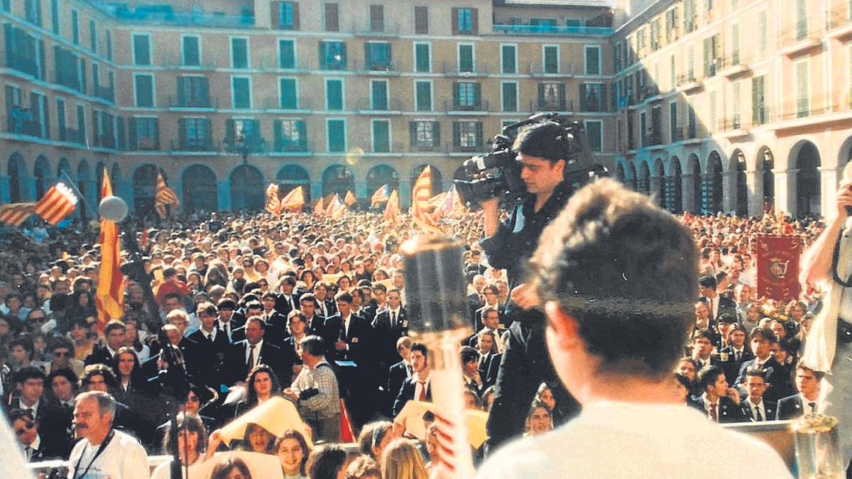 Avui acaba el Correllengua 2024. Durant cinc dies, la flama de la llengua ha recorregut les Illes Balears per proclamar que volem viure en la nostra llengua i oferir-la a tothom que vulgui fer-la seva. Per això, aquí teniu un ENFILALL sobre la història del Correllengua 👇