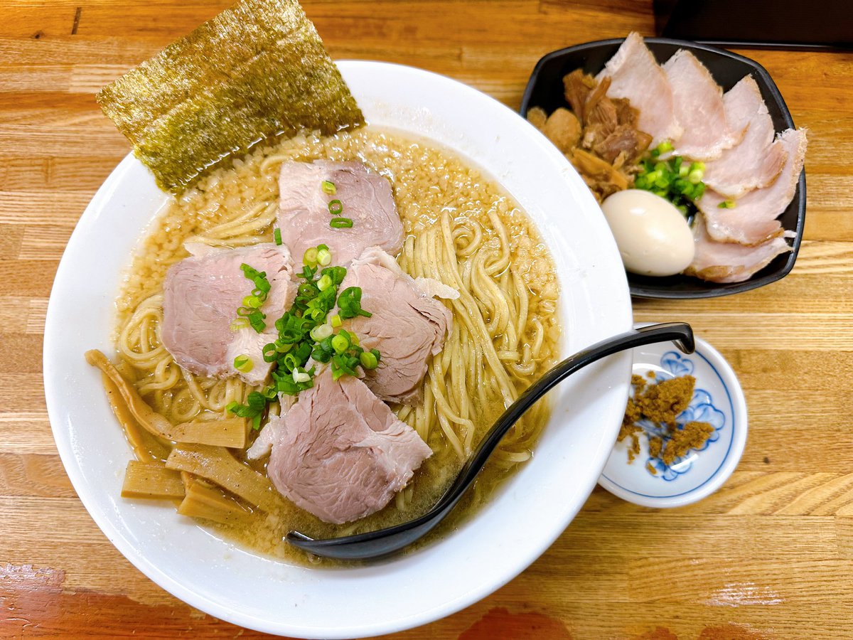 マッサージ帰りにいつものラーメン屋へ。この店は広くはないが年間80,000人が来店する。

今回は醤油ウルトラこってりラーメン（２倍盛り）とチャーシュー盛り合わせを注文。
背脂たっぷりで、なかなかの美人さんなラーメンである。もちろん言うまでもなく旨い。至極満足である😉…