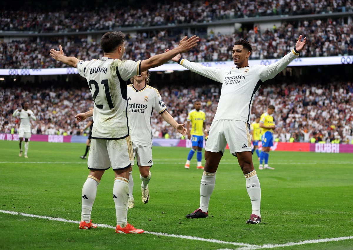 Stand up for the champions 🏆!!

Champions of Spain for the 36th time! Real Madrid crowned La Liga champions after Barcelona lose to Girona.

#Afrosport #RealMadrid #LaLiga #Spain #Madridistas