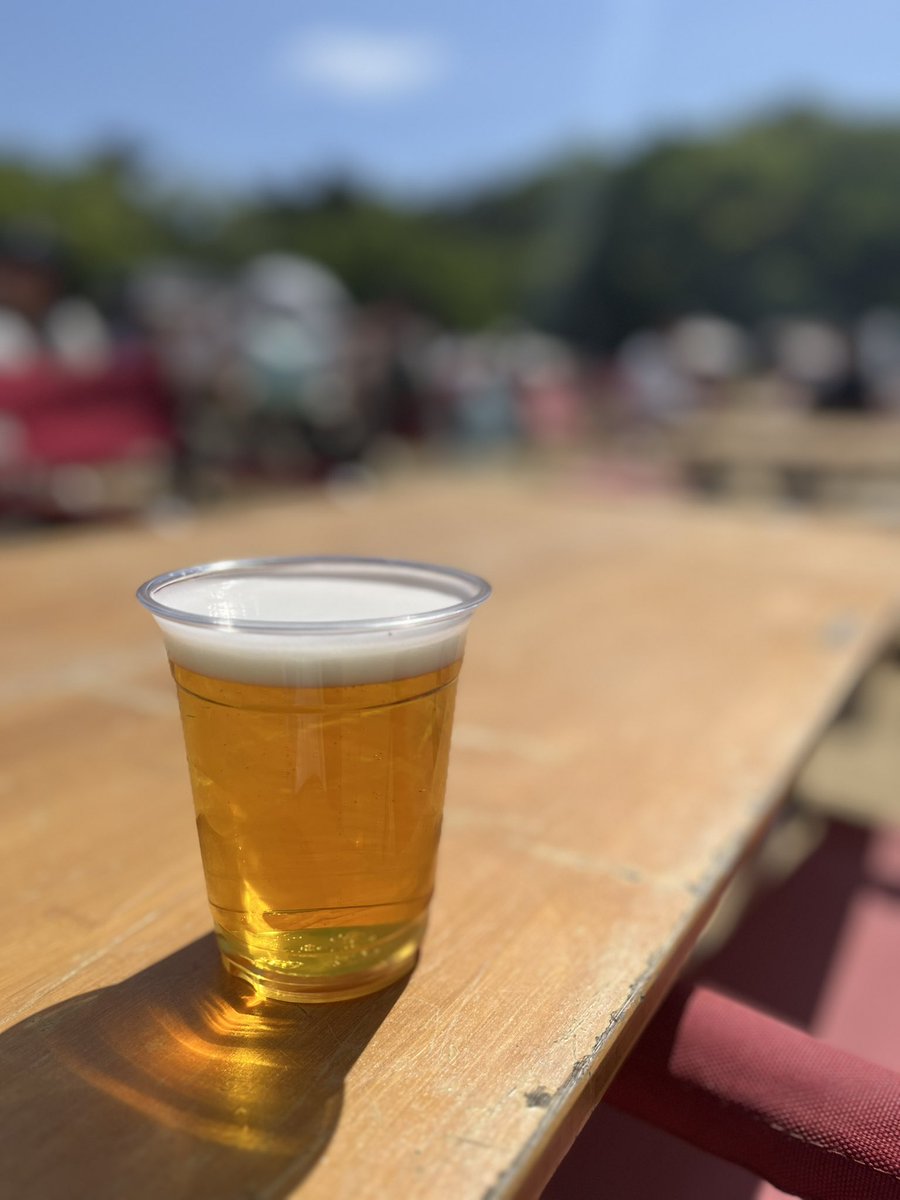 抹茶ソーダ♡爽やかー🥹✨
生ビールと鶏肉飯（ジーローハン）！

お天気良くて☀️楽しくて🎵
おかわりしちゃうよねー🍺✨✨

子どもたちは、おにぎり🍙
かき氷🍧わたあめ！
わたあめは自分で作れたので
楽しそう😊

お外ごはん、最高🙌

#beerandkitchen
#sakauecoffee
#わたご酒店
#亀田公園