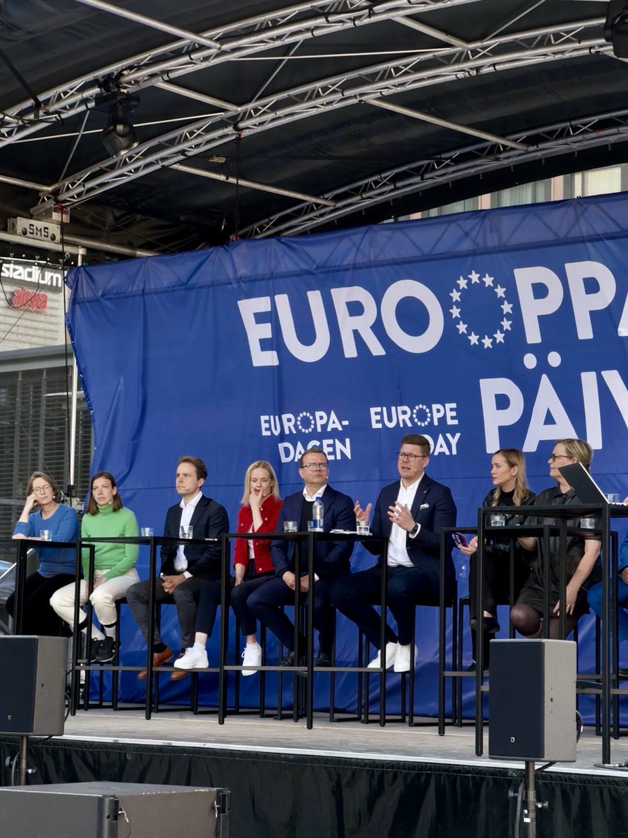 Ensimmäinen EU-vaalitentti takana muiden puoluejohtajien kanssa kesäisessä auringonpaisteessa Helsingin Narinkkatorilla. ☀️ Minulle tämä oli myös ensimmäinen tentti SDP:n puheenjohtajana. Lisää tulee kevään mittaan, kun kohtaamme kollegojen kanssa ennen EU-vaaleja vielä monet…