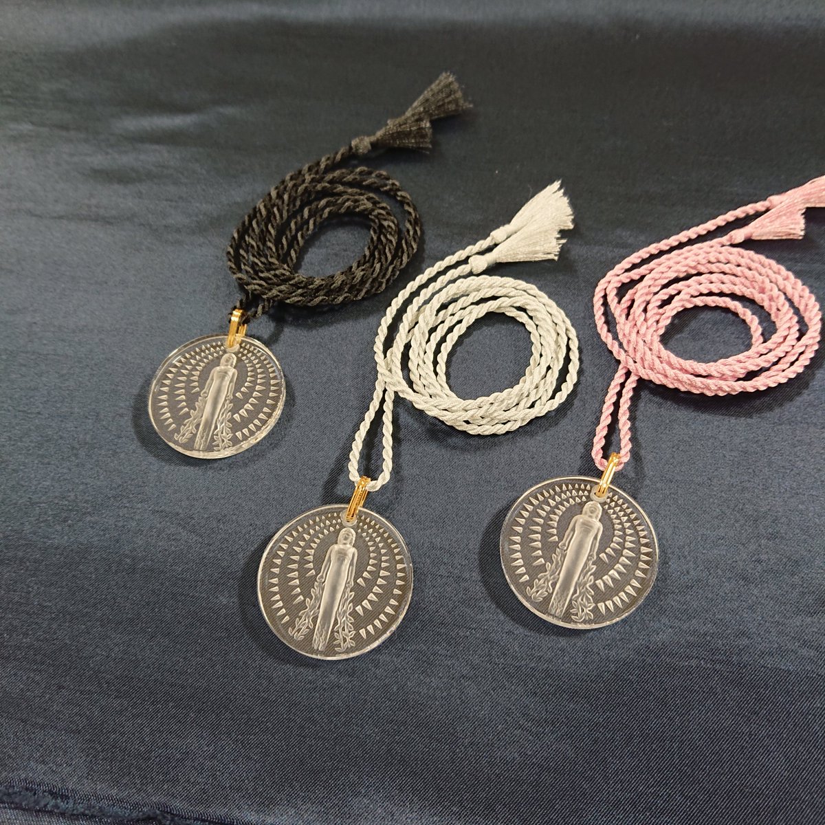 東京都庭園美術館（旧朝香宮邸）正面玄関の、女性像が印象的なガラス