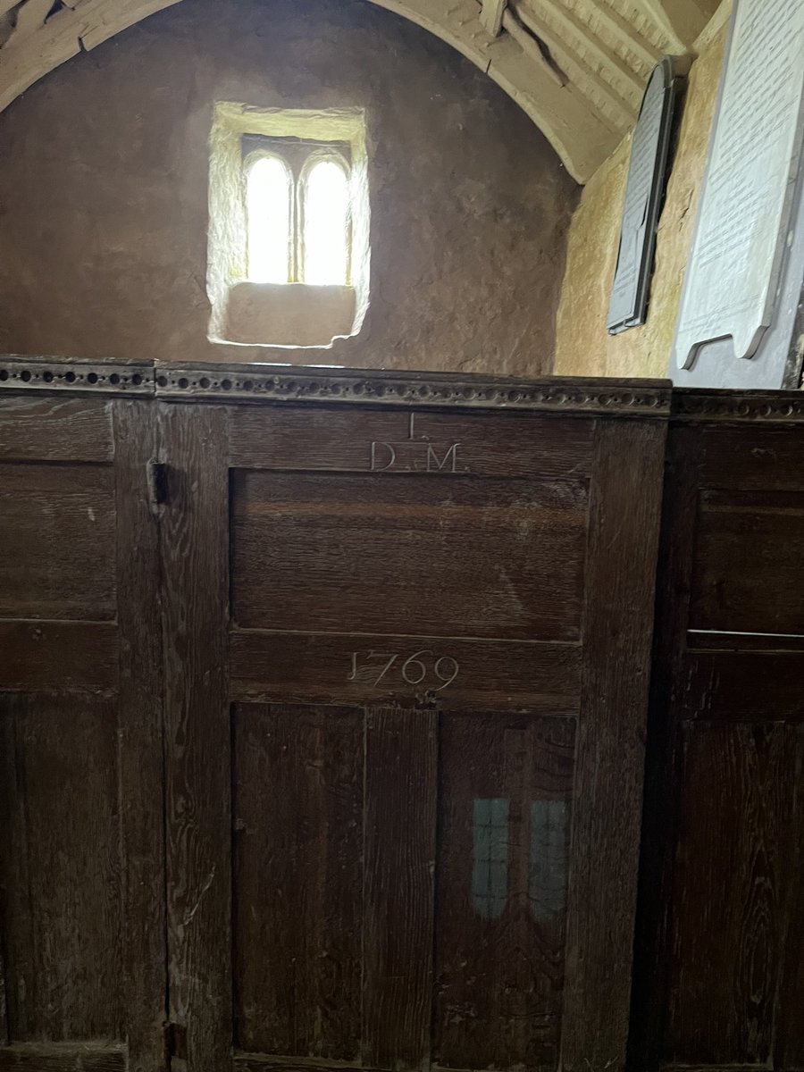 Overlooking Caernarfon bay is the beautiful St Baglan’s church, in the tender care of @friendschurches. From its whitewashed walls and 5-6th century lintel over the door, to its medieval nave, 18th C box pews, oak pulpit and heptagonal font, it’s so very beautiful. (1-2) #history