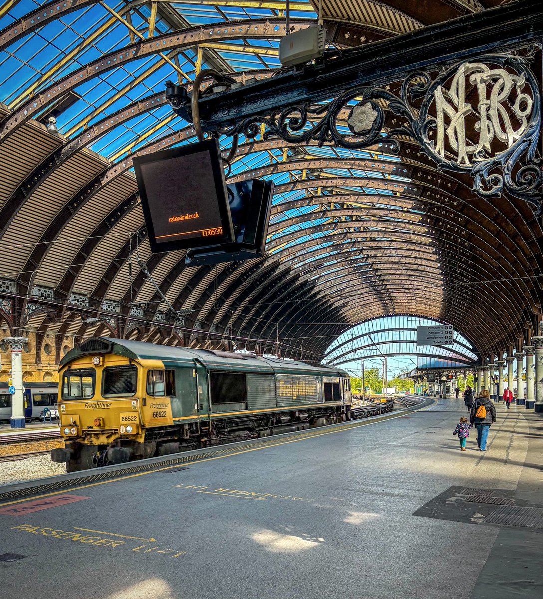 Freightliner 66522 passes through platform 3 at York with 4D85, Tees Dock to Doncaster Decoy. A full rake of empty freightliner flats rushing quietly through the platform. 
#Class66 #Shed #Freightliner #York #Trainspotting