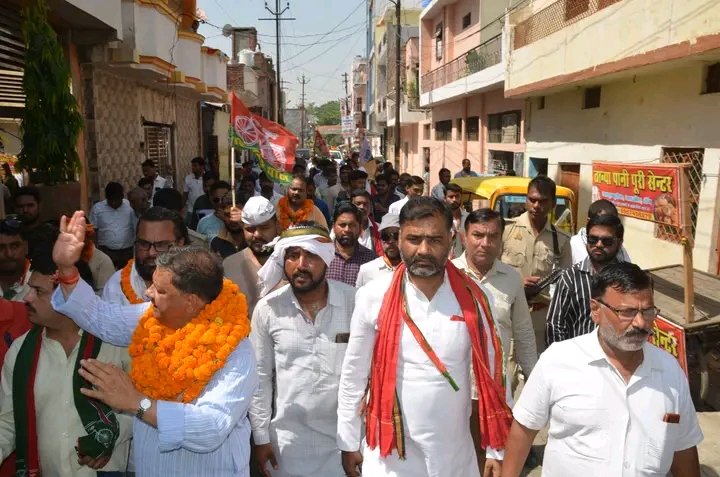 Alok Mishra, the Congress candidate from Kanpur, is conducting a door-to-door campaign.

#LokSabhaElections2024