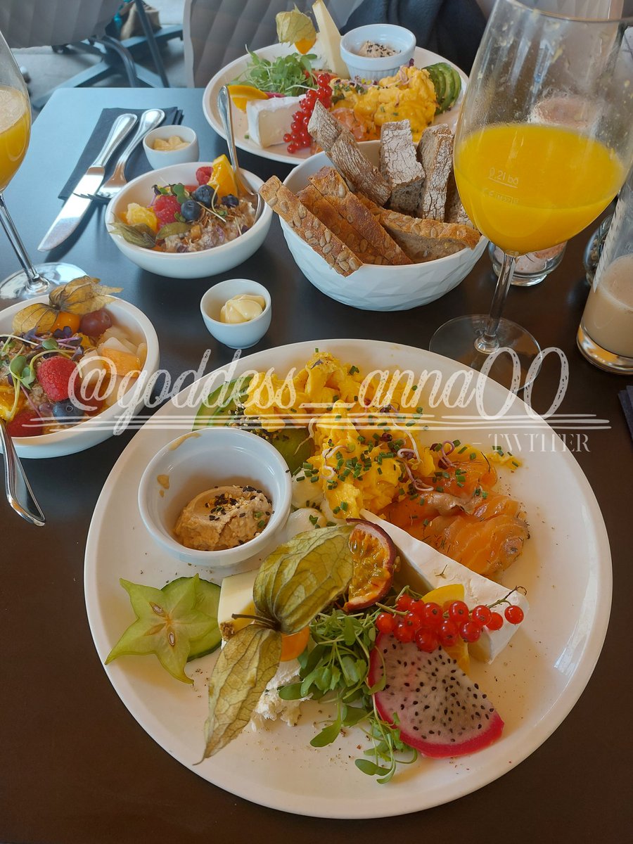 Mein Sonntag beginnt mit einem luxeriösen Frühstück. Dein Sonntsg beginnt mit der Zahlung dieses Frühstücks. Also los antreten meine kleinen Schweinchen🐷🔥🫰🏼

findom • geldherrin • fußsklave