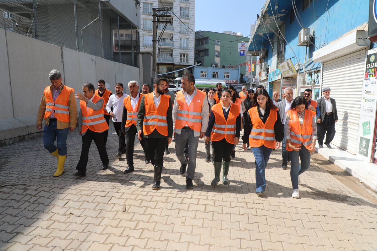 Silopi Belediyesi Eş Başkanları Jiyan Ormanlı ve Renas Onuk Eş Başkanlarımızla birlikte ilçemizde meydana gelen şiddetli yağışların yol açtığı sel felaketinden etkilenen halkımızı ziyaret ederek incelemelerde bulundu. #geçmişolsunCizre #DerbasîbeCizîr