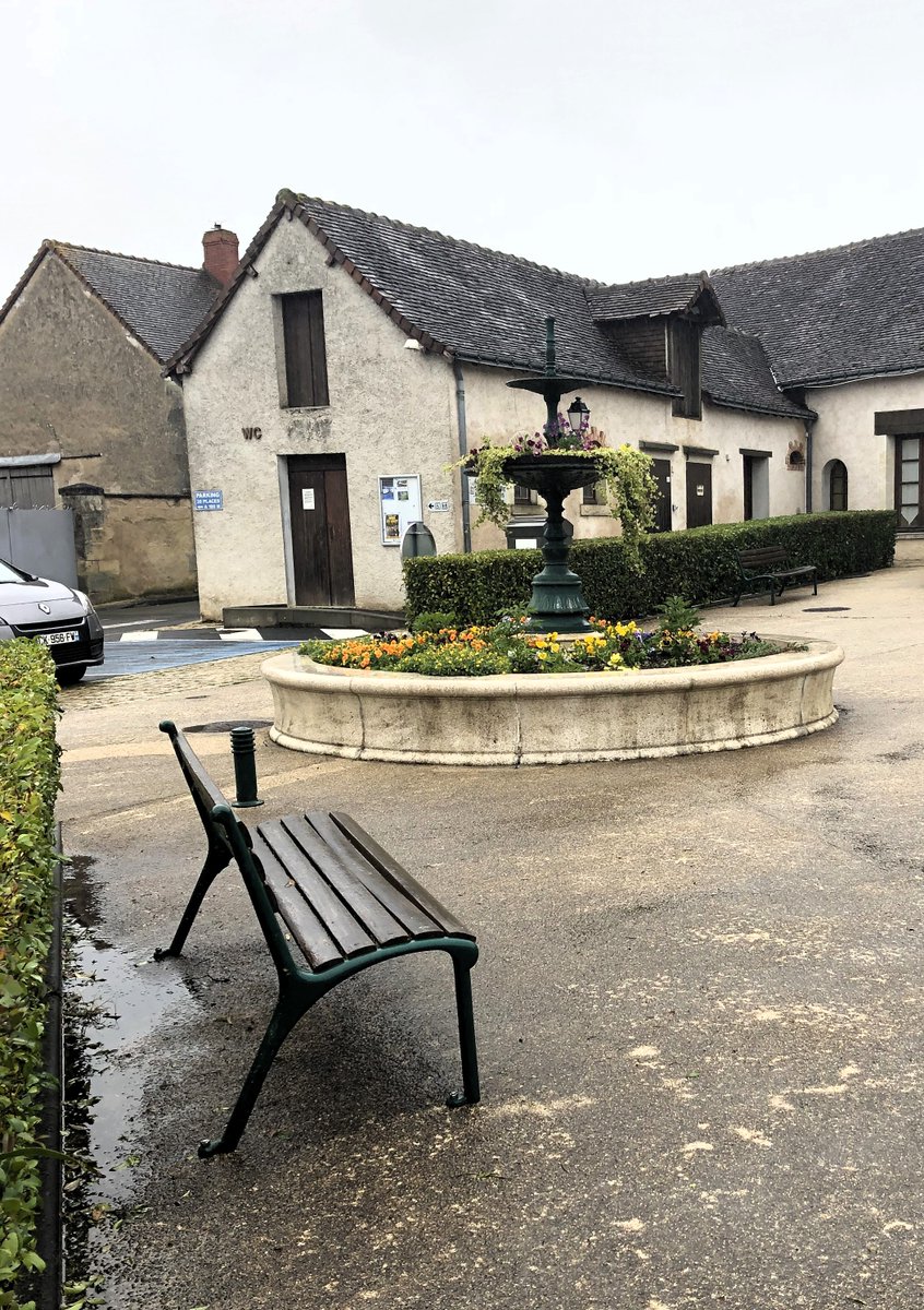 Mon banc dominical / My Sunday Bench...outside the salle des fêtes at Abilly in Southern Touraine. @Pauline_Nollet @GaiaGR36 @JusteCentriste @ElfieNeuberger @DocArnica @MyFaveBench @PF33160 @DELARUEEm @Salerpipopette @so_tourisme @philippepoustis @PuthonM @Slygardy @67PJ