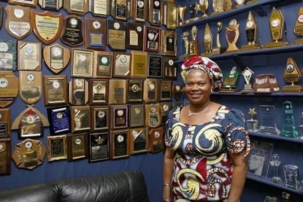 Today we remember Dora Akunyili, who died in 2014. She lost her sister to fake insulin for diabetes in 1988. In 2001,she became the head of NAFDAC. By 2006, she had reduced the circulation of fake drugs in Nigeria from 80% to 17% & other fake drink/products RIP 🪦 🕊️