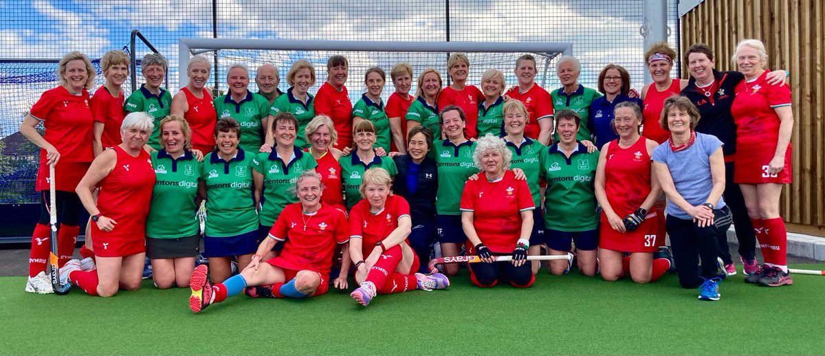 What a bunch of beauts! 🏴󠁧󠁢󠁷󠁬󠁳󠁿💚💙🏑
Wonderful Wereys 55s #mastershockey squad beat #WalesLadiesHockeyMasters 60s 4-3 in a cracker of a game at Lockleaze yesterday. Diolch yn fawr to umpires, coaches, TMs+ organisers. #hockey #hockeyfamily