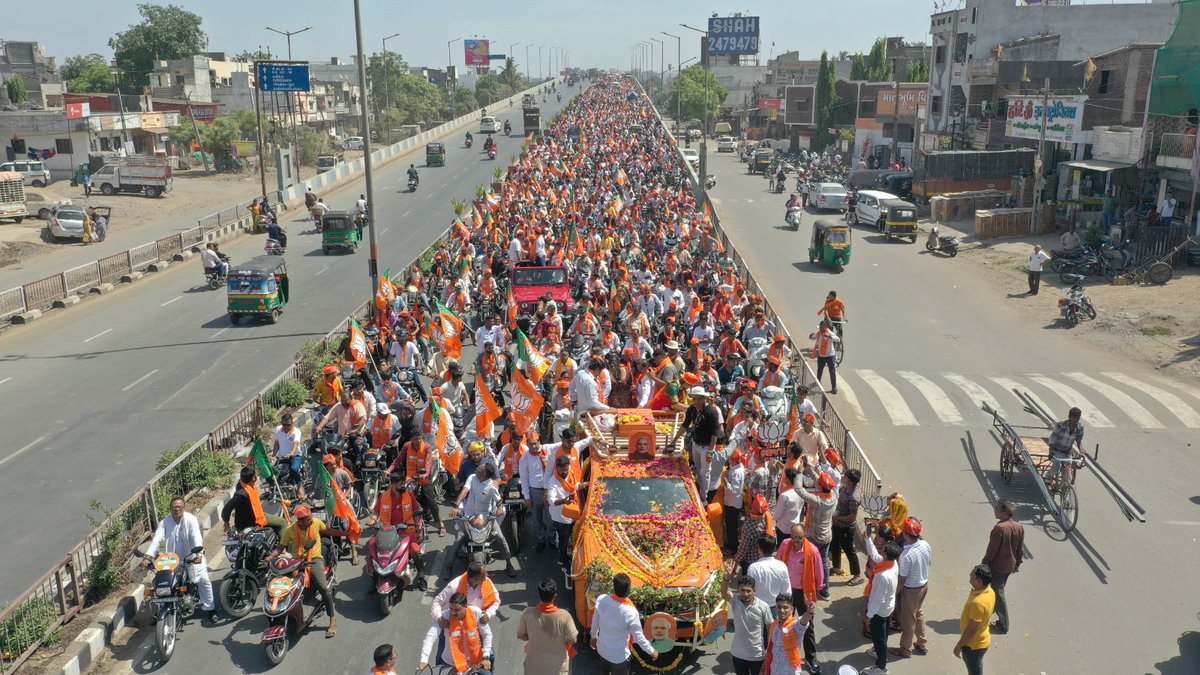 પ્રચંડ જનસમર્થન સાથે હજારોની સંખ્યામાં 163 લીંબાયત વિધાનસભામા ૨૫-નવસારી લોકસભાના લોકપ્રિય ઉમેદવાર આદરણીય શ્રી સી આર પાટીલ સાહેબની વિશેષ ઉપસ્થિતીમા આયોજિત ભવ્ય કેસરિયા બાઈક રેલી નો શુભારંભ... #AbkiBaar400Paar #PhirEkBaarModiSarkar #vr4cr