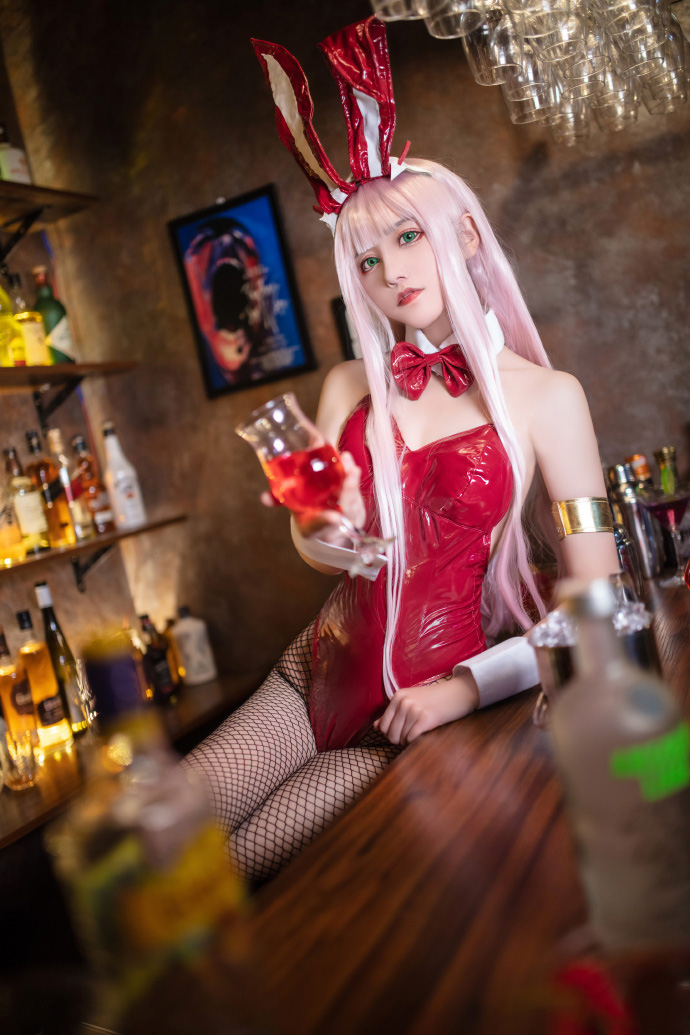 Today is the bar bunny girl🐰🍷🥂🍻 DARLING in the FRANXX Zero Two cosplayer @夏梨 #02cosplay #DARLINGintheFRANXX #02bunnygirl #BunnyGirl