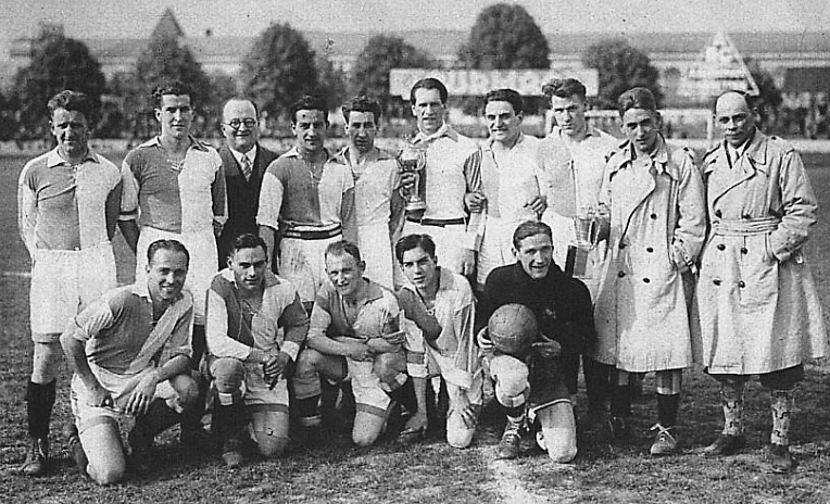 Schweizer Meister 1927/28
Gustav Gottenkieny  Walter Weiler  Wilhelm Escher Gaston Tschirren  Max Weiler  Edmond de Weck Charles Regamey Max Neuenschwander Rudolf Bosshart  Izidor Kürschner (Trainer)
Paul de Lavallaz  Eric Frankenfeldt  Xam Abegglen – Max Locher  Charles Pasche