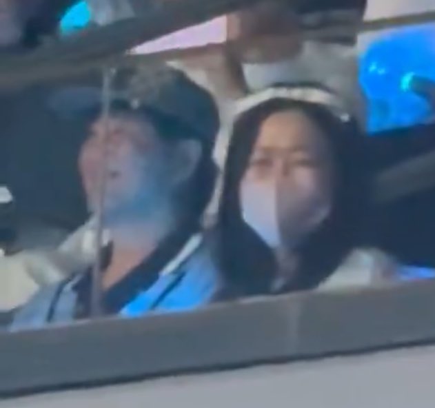 Jaehyuk's mom and dad attended the concert last night.