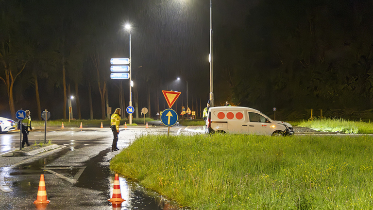 Ernstige aanrijding op N245: slachtoffer zwaar gewond: De hulpdiensten zijn in de nacht van zaterdag op zondag uitgerukt voor een ernstig ongeval op de N245 bij Noord-Scharwoude. Op het kruispunt met de Wageweg raakte een bedrijfswagen van een… dlvr.it/T6RSP1 #Alkmaar