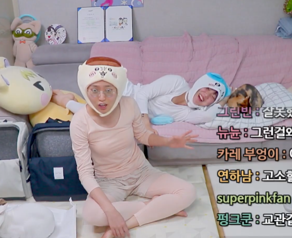 DDlikeGIRLS's tweet photo. 어린이 날 특집으로 이거 입고 자신의 복장이 숭하지 않다는 걸 논리적으로 펼치고 있음 https://t.co/fH5wj3g6TO