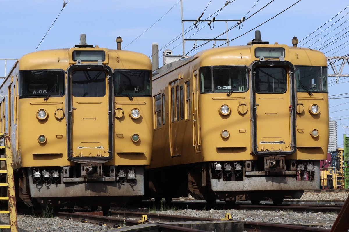 電車区西の様子
115系D13編成もいました
雲行きが怪しい編成が多い気がします