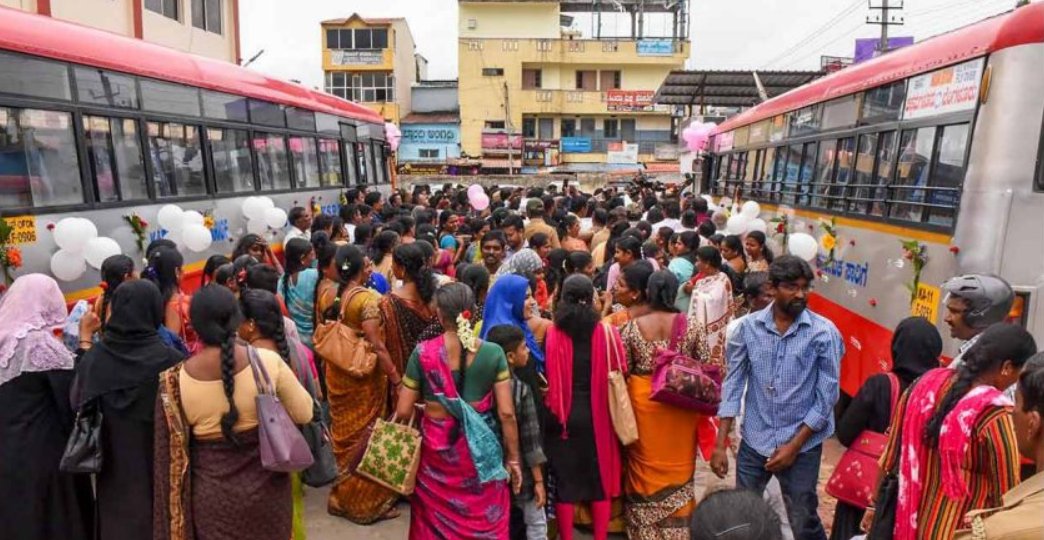 Situation of free bus travel for women in Karnataka. Heard the Govt has reduced the number of buses too🤨