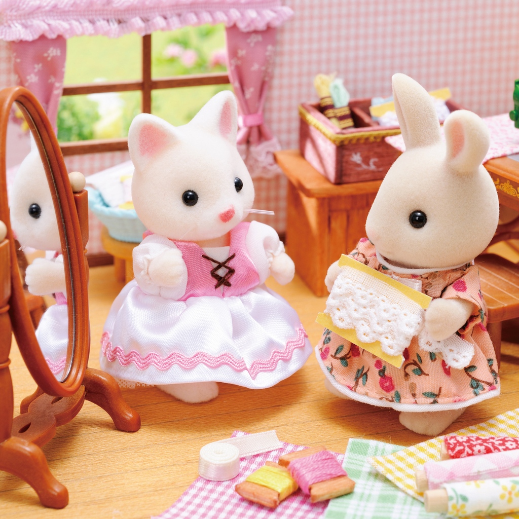 “How about this lace?” Rebecca is asking her friend Tiffany for some dressmaking tips.👗 Together they’re going to create a lovely dress to wear around the village. ✨ #dressmaking #pretty #fun #friends #creation #sewing #design #sylvanianfamilies #sylvanianfamily #sylvanian