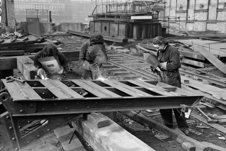 ￼ Around 65% of the workforce who built Waterloo Bridge during WW2 were women. There is a petition to put a plaque on the bridge to acknowledge their contribution. rb.gy/dawnxe @TheAttagirls @AudreySuffolk
