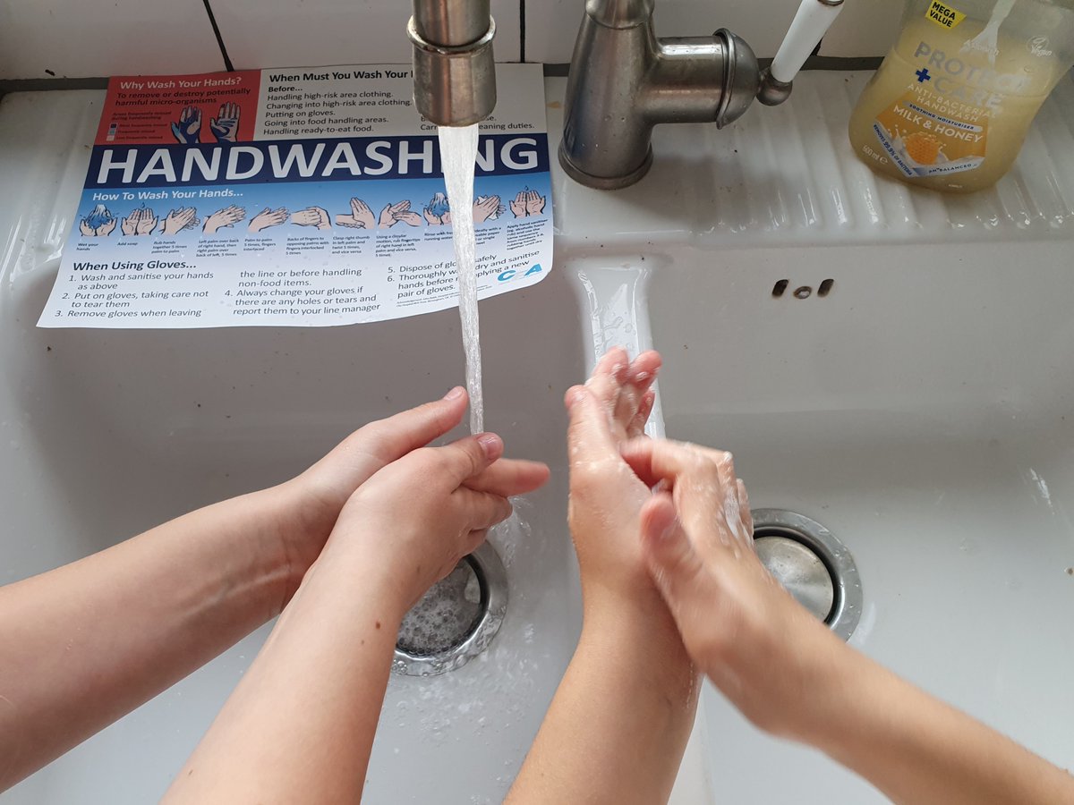 Today’s #WHO World Hand Hygiene Day campaign is aimed at healthcare workers. #Handhygiene is also central to safety in #ChilledFoodProduction. Good habits start at a young age, as our young scientists demonstrate: buff.ly/3UtBcBZ  #HandWashing #FeedTheNation #FoodScience