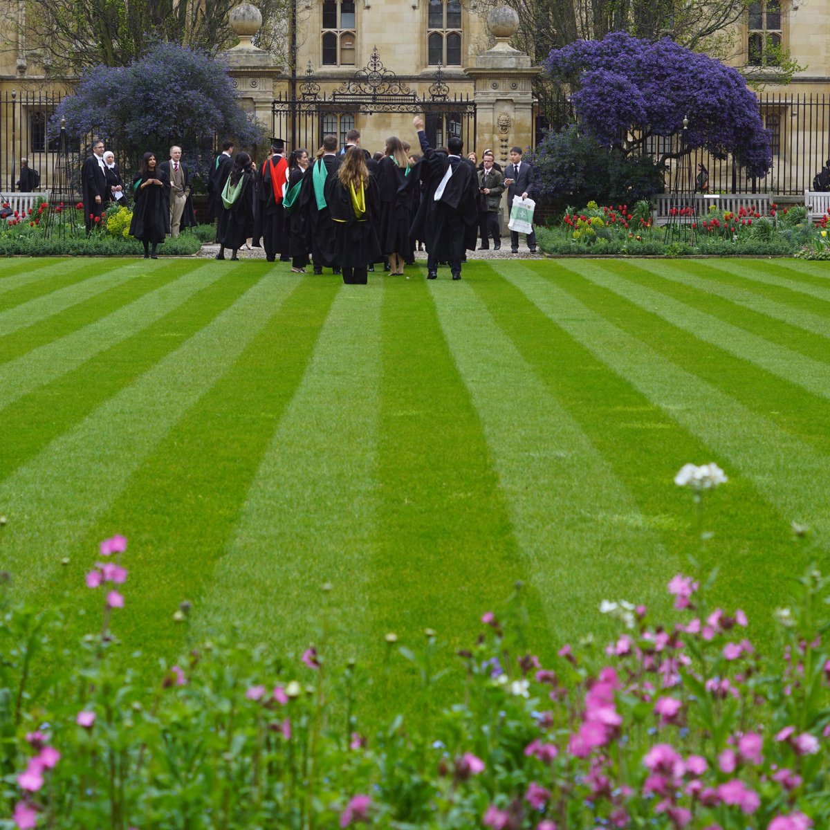 Grey skies but brighter smiles were the order of the day for last weekend's graduation procession to Senate House. Congratulations to everyone on their new degrees! The full album of photos is on our Facebook page: facebook.com/media/set/?van… #CambridgeAlumni