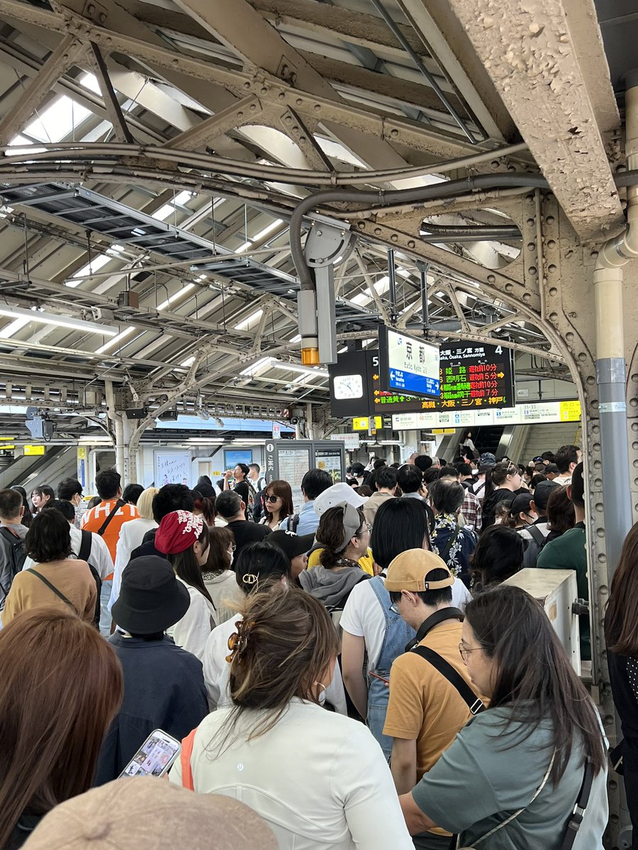 JR京都駅やばみです。
ホームにいたら不審物発見で警察官いっぱい。ホームに人増えすぎて危ないので上に上がったら改札外に逃げろと言われたので走って逃げました。
逃げ足は早いほうです。何事もありませんように。