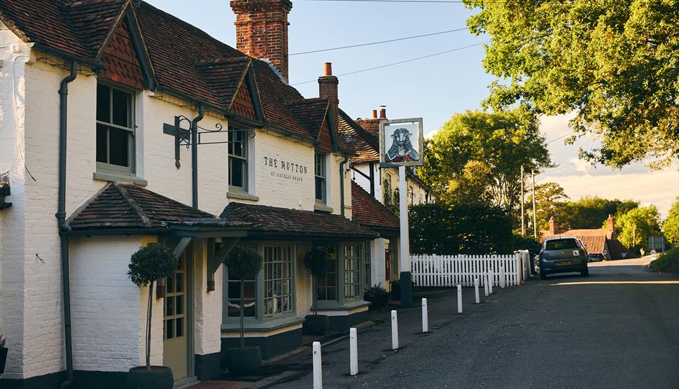 Bank Holiday visit to the pub? From sunshine soaked up in beer gardens to cosy food enjoyed beside a crackling fire, Hampshire’s pubs offer a warm welcome whatever the weather.

Discover pubs in Hampshire at visit-hampshire.co.uk/food-and-drink…

📷The Mutton, Hazeley Heath