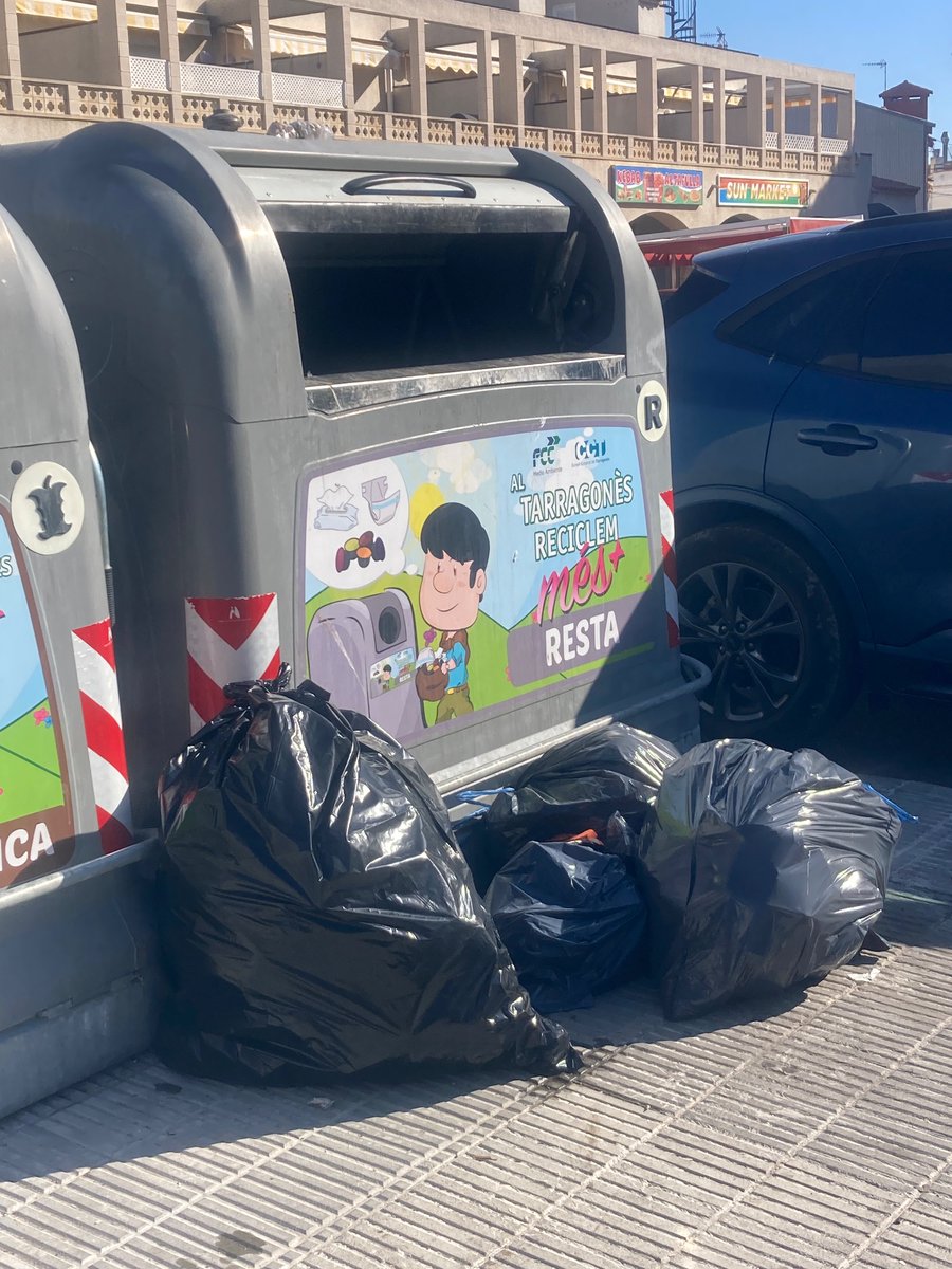 PAltafulla's tweet photo. La normativa diu que el cartró ha d'anar plegat al contenidor. Els establiments d'Altafulla, ni cas. Amb la connivència de @jordimolinera i @albamuntadas: no fan res per acabar amb aquesta vergonya, que es repeteix cada dia a la Plaça dels Boters. Pròxim pas: @sindicdegreuges https://t.co/8ouWKyQuUX