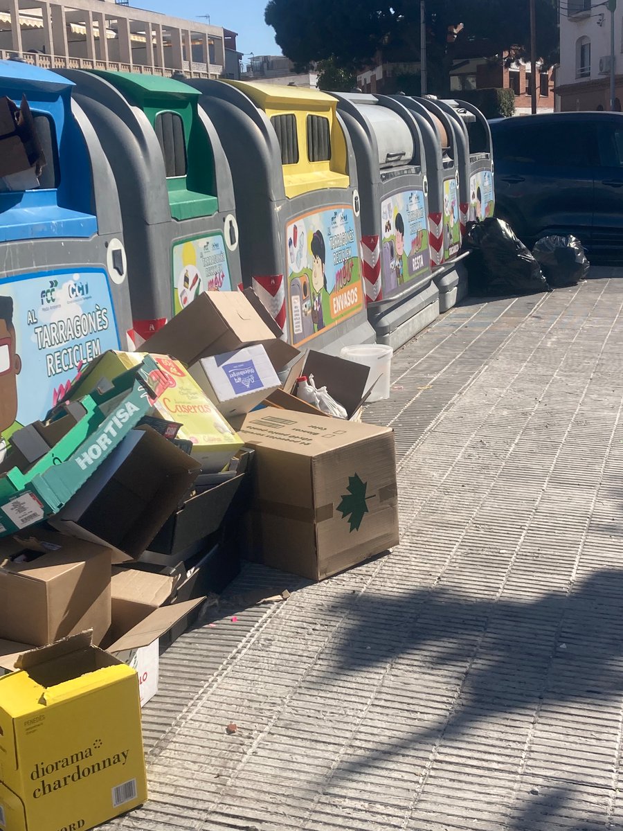 PAltafulla's tweet photo. La normativa diu que el cartró ha d'anar plegat al contenidor. Els establiments d'Altafulla, ni cas. Amb la connivència de @jordimolinera i @albamuntadas: no fan res per acabar amb aquesta vergonya, que es repeteix cada dia a la Plaça dels Boters. Pròxim pas: @sindicdegreuges https://t.co/8ouWKyQuUX