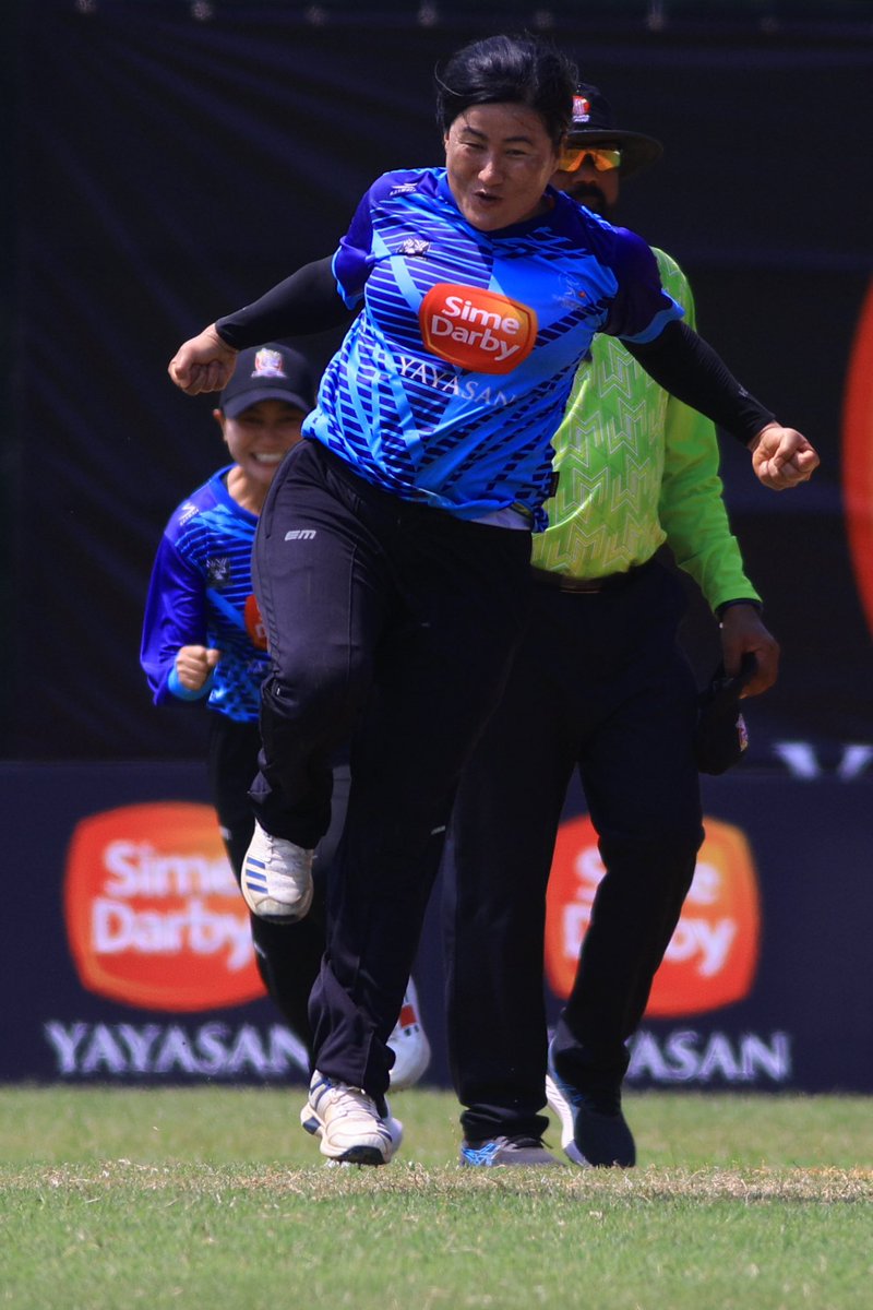 🏆CHAMPIONS! WESTERN WONDER WOMEN WIN THE MALAYSIAN #SuperWomenLeague Trophy with a 5-run win over Southern Jaguars, restricting them to 95/8

⭐️Sita, Dhanusri, Suabika with 2 wickets each

🐆 Wini scored a brave 31 but it wasn’t enough

#ICCAsiaCricketWeek #YayasanSimeDarby