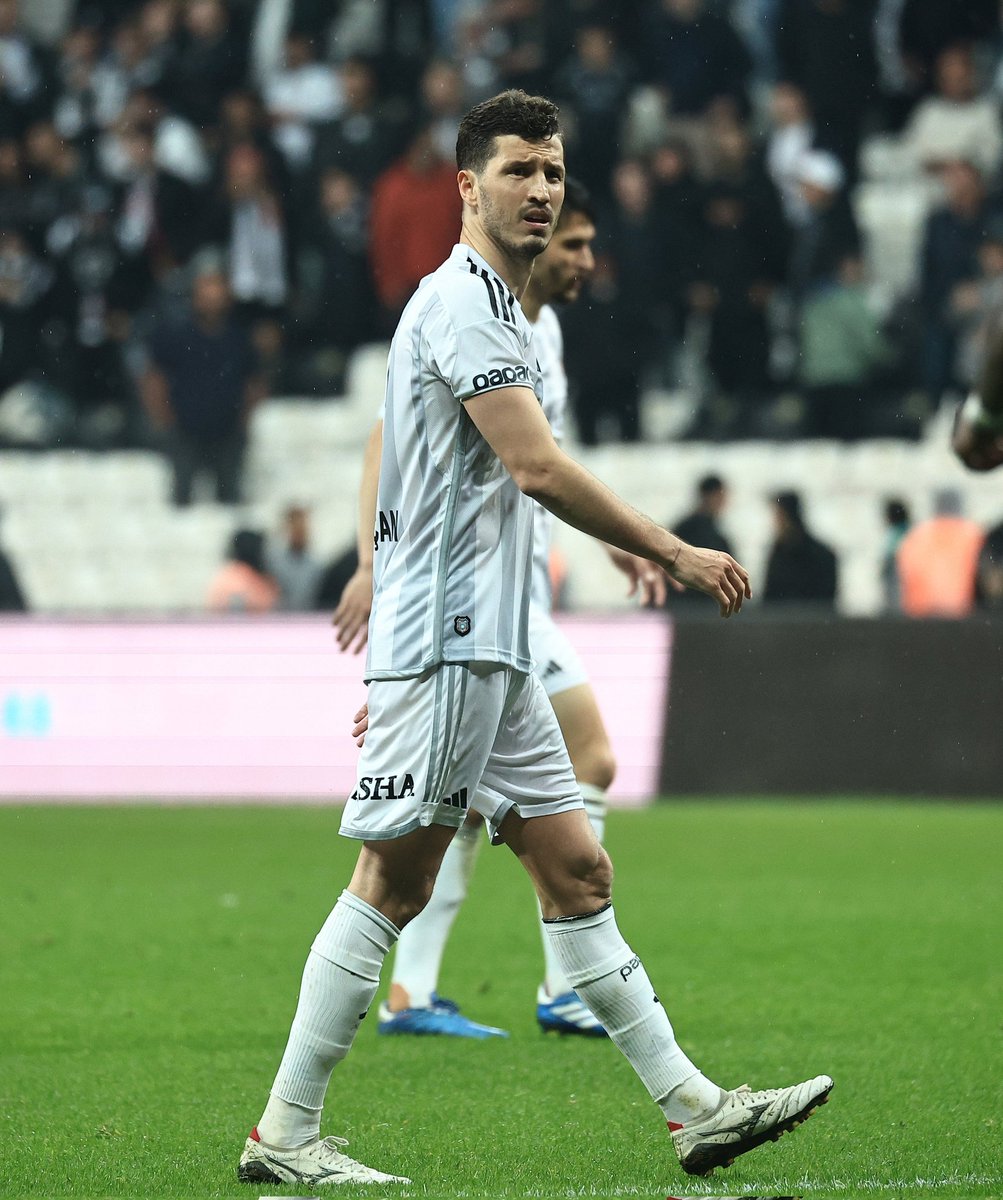 Beşiktaş yönetimi, bu sezon sözleşmesi sona erecek Salih Uçan'a 2+1 yıllık yeni sözleşme teklif etti. Bu sezon 250 bin euro kazanan milli oyuncu, yeni yapılan teklifin mevcut orta sahalar arasında en düşük rakam olmasından dolayı kabul etmedi.(Sabah)