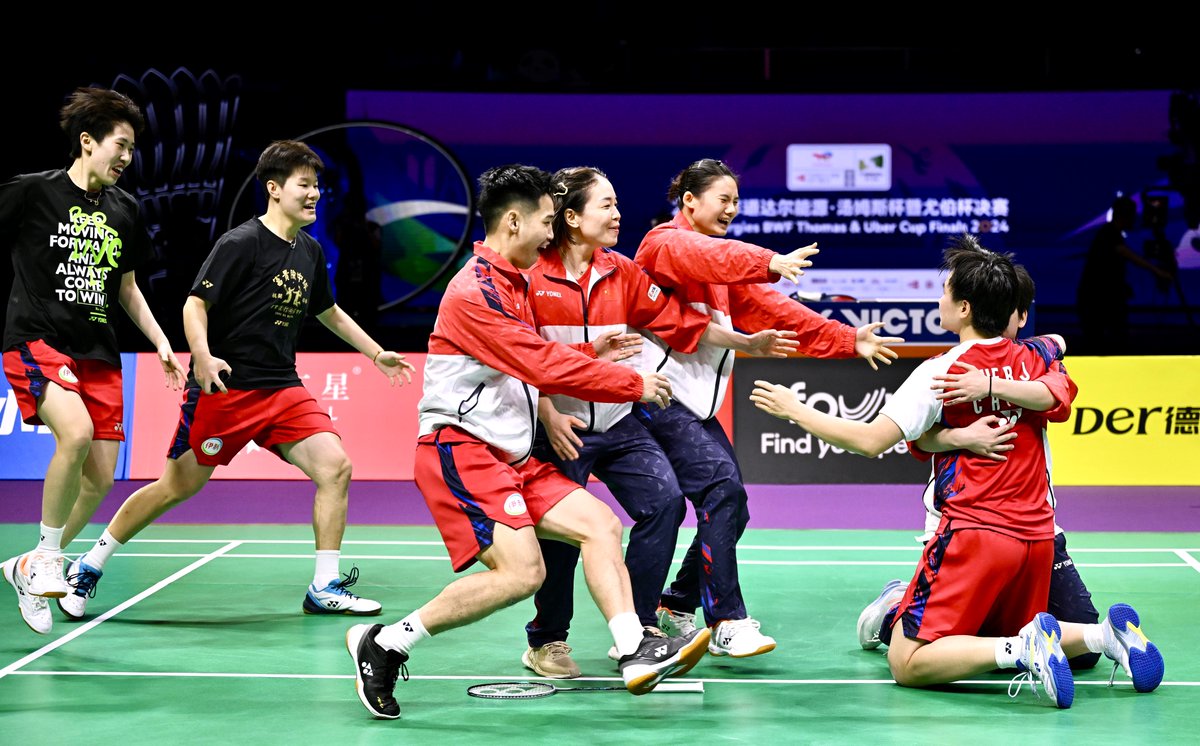 🤣Probably the biggest laugh of her life?

😬When the team rushed into the court to celebrate after He Bingjiao won the match, Chen Yufei picked up a shoe Chen Qingchen had dropped on the ground

😏Good job, Yufei👏

#UberCup2024 #TUC2024 #UberCup #badminton #ThomasUberCupFinals