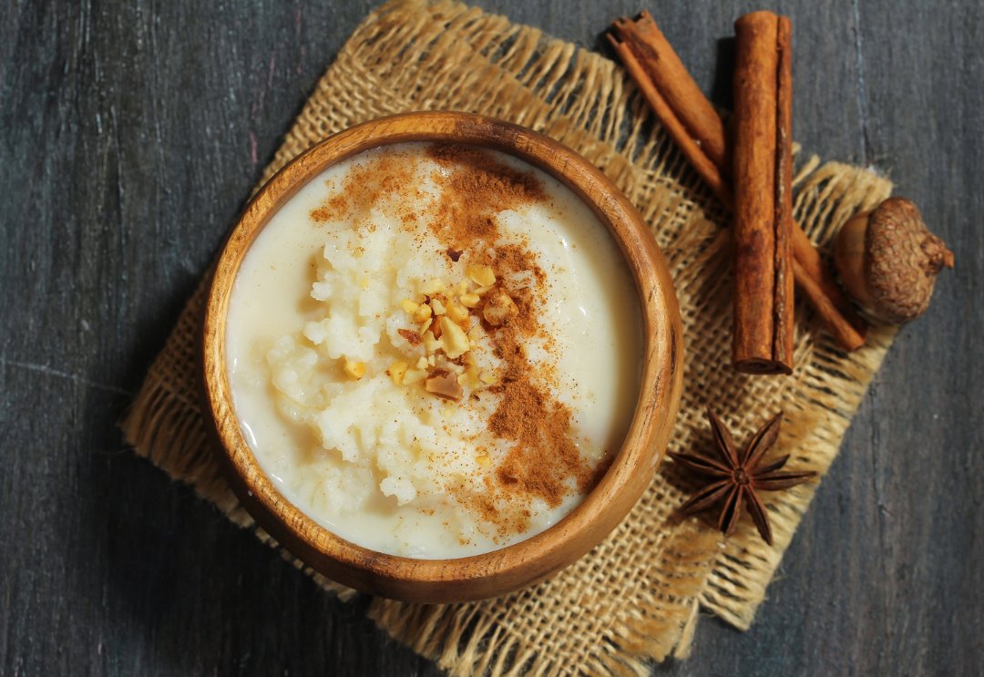 #PatrimonioGastronómico 😉Este domingo te proponemos disfrutar de un postre tradicional de #GranCanaria, ¡un sabroso arroz con leche de cabra!  🧑‍🍳Anota los ingredientes y la elaboración que sugiere @BiosferaGC  #Receta #PatrimonioGC #EsTodoTuyo