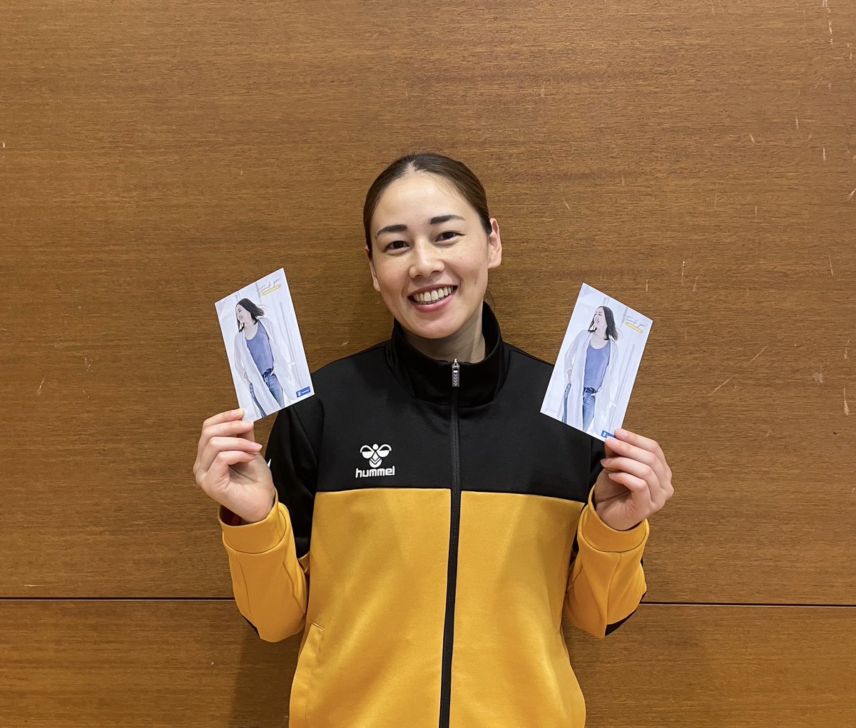 大山真奈 (@mana_ohyama) on Twitter photo 2021年にキャンペーンガールを務めさせていただいた、<a href="/bluehand_jp/">bluehand.jp 『松やにクリーナー×化粧品』から生まれた次世代クリーナー</a> さんが私の引退記念フォトカードを作成してくださいました🥺
鹿児島でのホーム戦残り3試合、入口ブースで配布します。(限定300枚/1試合)
試合ごとに違う写真が登場予定です👯♀️
たくさんのご来場お待ちしています🐬🩵 2021年にキャンペーンガールを務めさせていただいた、<a href="/bluehand_jp/">bluehand.jp 『松やにクリーナー×化粧品』から生まれた次世代クリーナー</a> さんが私の引退記念フォトカードを作成してくださいました🥺
鹿児島でのホーム戦残り3試合、入口ブースで配布します。(限定300枚/1試合)
試合ごとに違う写真が登場予定です👯♀️
たくさんのご来場お待ちしています🐬🩵