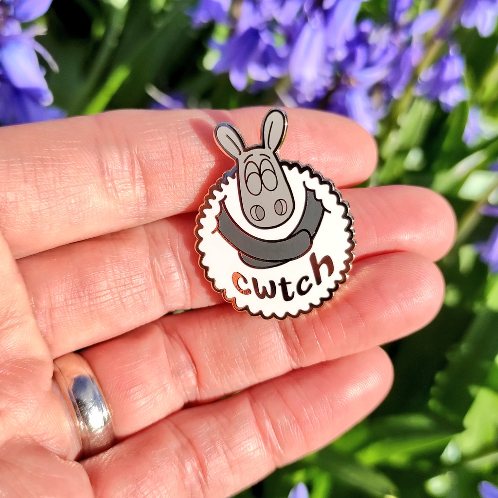 Everyone needs a Cwtch! 🤗🐑
Enamel pins at eweniverse.etsy.com/listing/838338…
#ukgiftam #ukgifthour #shopindie