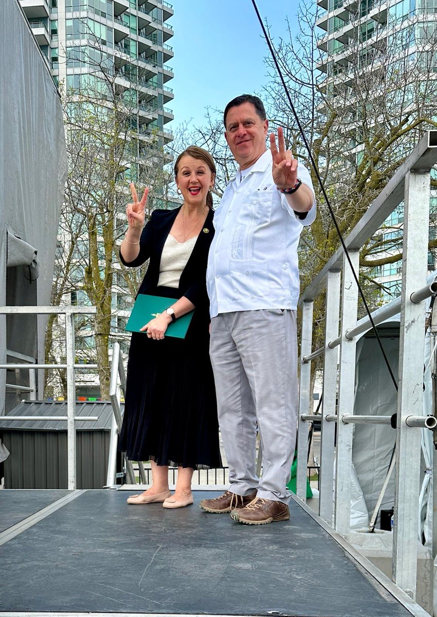 Celebrando este fin de semana la Batalla del Cinco de Mayo en el Harbour Front Centre de Toronto con mi amiga la parlamentaria federal @JulieDzerowicz, única MP de ascendencia #mexicana y presidenta del Grupo de Amistad 🇲🇽🇨🇦. #CincoDeMayoFest @HarbourfrontTO @Panchosbakery