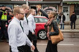 8 años de esta icónica imagen. Ella sola desafió a 300 neonazis en Suecia. No se lo pensó, cuando vió a esos nazis desfilando y sembrando odio, se plantó delante suya puño en alto. Tess Asplund, el antifascismo fue ese día una mujer negra cargada de dignidad, orgullo y valor