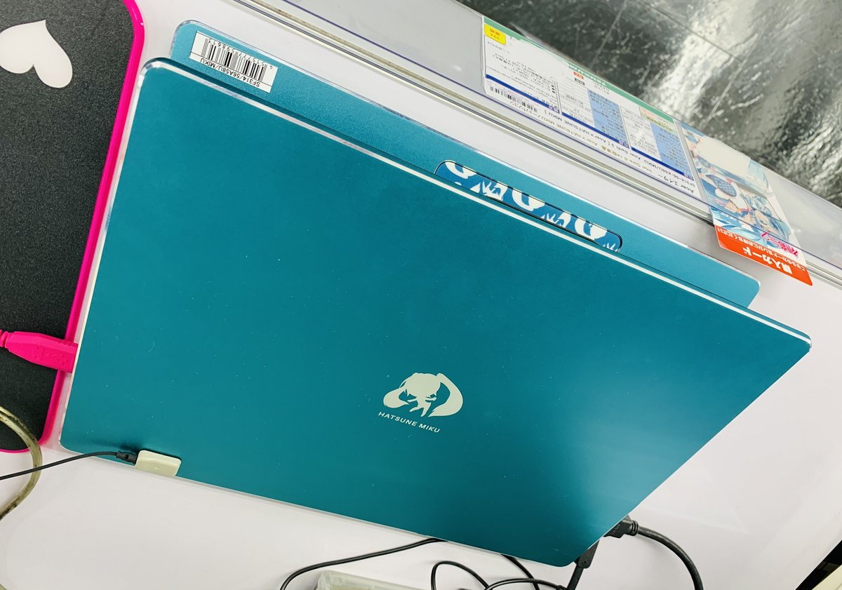【本店Ⅱ2F】 #初音ミク さんイメージの素敵なノートPCです Acer×HATSUNE MIKUノートパソコン Swift 3『SF314-56-A58U/MIKU』 特徴的な緑色カラー 天板やタッチパッドもシルエットデザイン 壁紙はあごなすび先生イラスト仕様です 本日までGW特別価格 税込39,980円 タペストリーもプレゼントです🎁