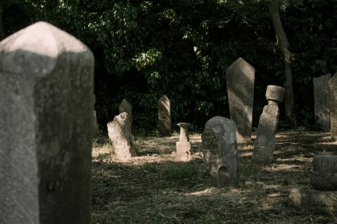 Edirne'de mezarlığa giden bir kişi 'Burada çok sayıda ölü var' diyerek 112'yi aradı.