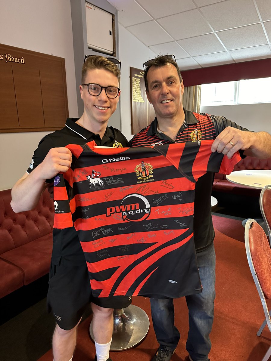 🫡THANK YOU 🫡
Our outgoing Chairman Morgan Francis was presented with a signed jersey from the players. 

Morgan has overseen a very successful period since 2017, with a thriving M&J, a very strong Youth, the rebirth of the Bees and promotion winning 1st XV. 

Thanks from us all