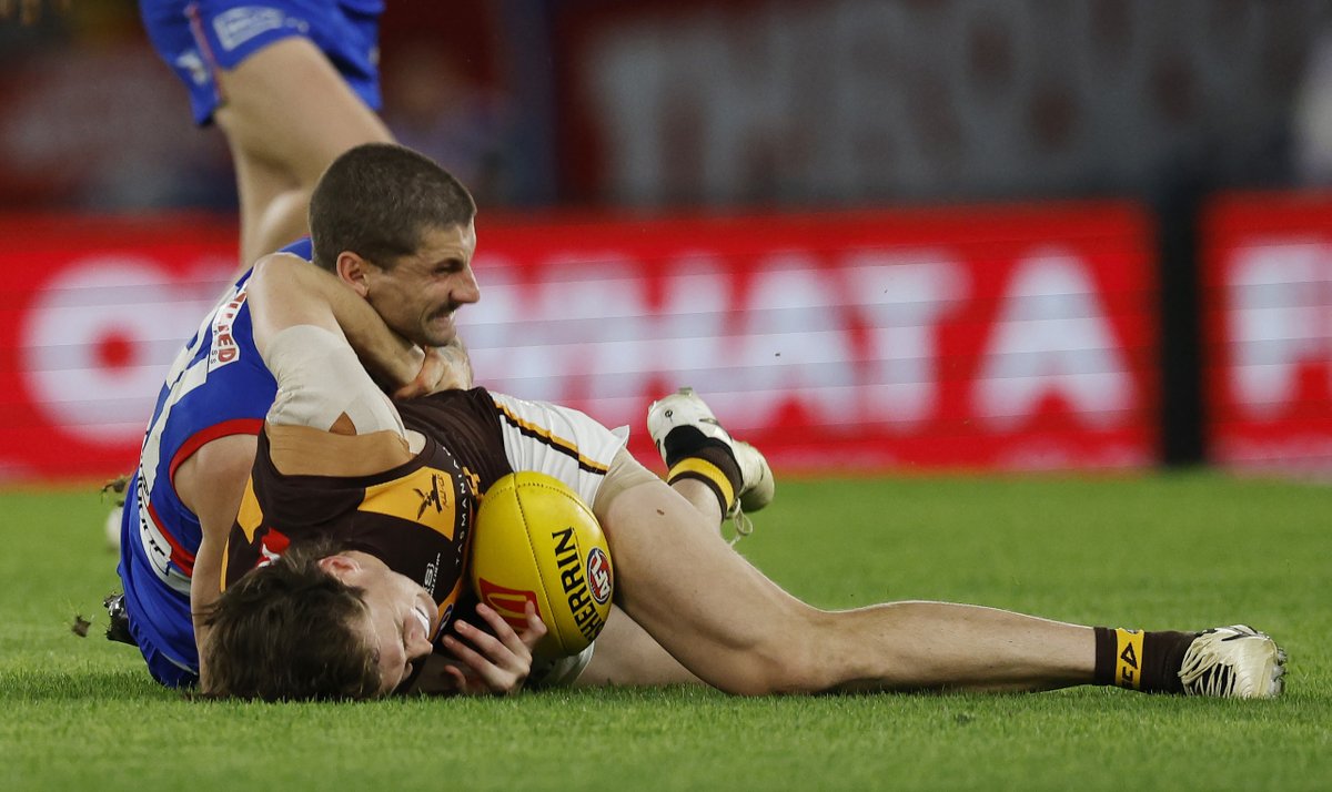 Is Tom Liberatore in trouble for this slam tackle on Hawk Will Day? Watch it here and follow live >> bit.ly/4a15txC 📷@KleinyHeraldSun | #AFLDogsHawks